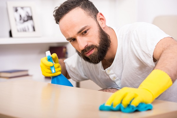 Fare le pulizie in casa rende felici gli uomini