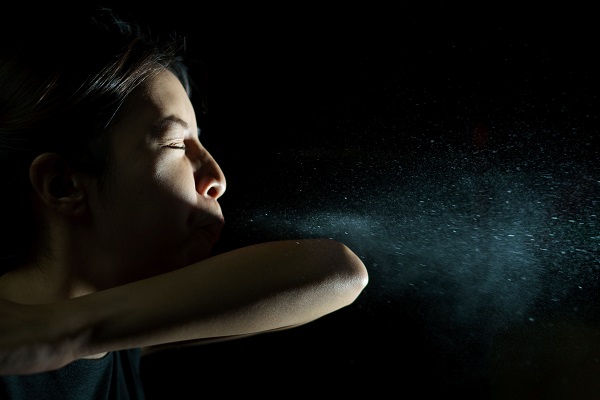 Colpo di tosse: perché tossire e starnutire nel braccio